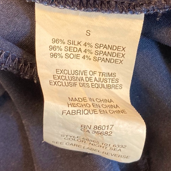 Bebe 96% Silk Short-sleeve Navy with Light Blue Blouse S Keyhole - Picture 5 of 6